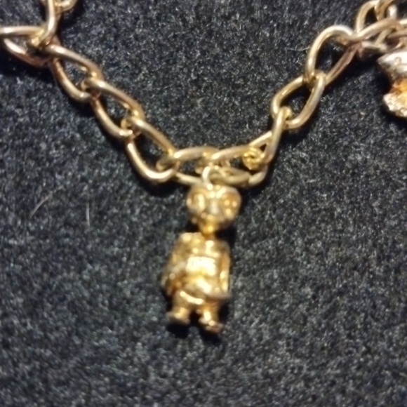 Vintage 1980's Universal Studios gold tone charm Bracelet with 6 charms - Picture 3 of 8